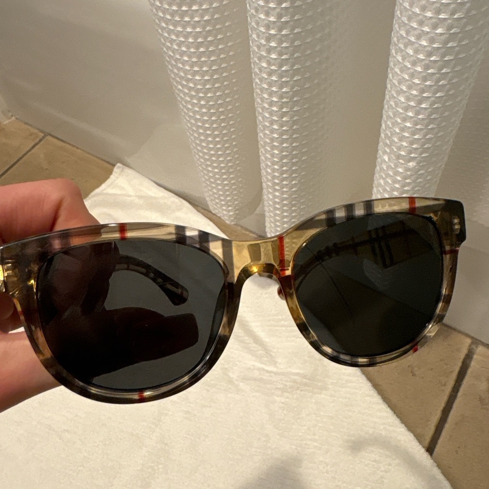 Stylish Plaid Burberry authentic Sunglasses